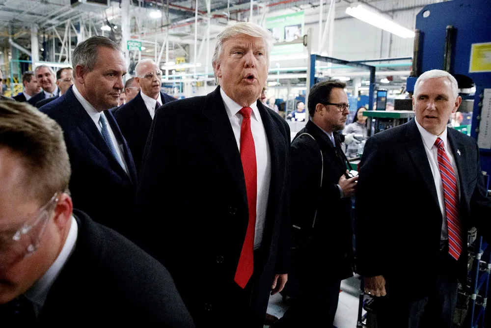 Donald Trumps tvitring kan være farlig. Her er han sammen med visepresident Mike Pence hos VVS-produsenten Carrier, som har utløst ny splid. Evan Vucci/Ap/NTB scanpix