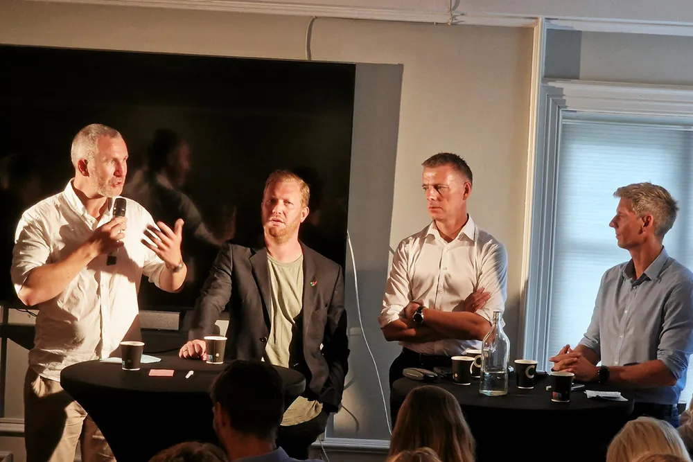 Marius Nilsen (Frp), Ådne Naper (SV), Kjetil Lund (NVE) og Gaute Grøtta Grav (Motvind) var blant de som diskuterte debattklimaet rundt kraftbransjen.