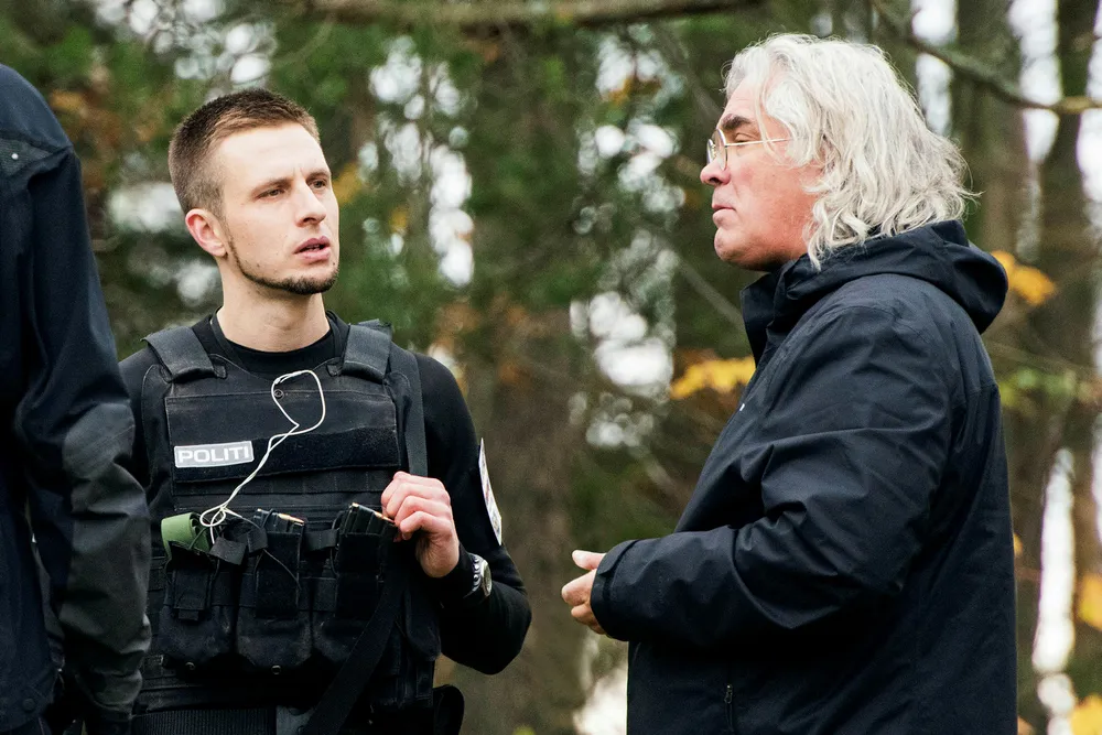 «22 July» er en bredere anlagt fortelling om 22. juli 2011 enn Erik Poppes «Utøya 22. juli». De som må leve videre med konsekvensene er regissør Paul Greengrass’ anliggende. Her skuespiller Anders Danielsen Lie (til venstre) som Anders Behring Breivik sammen med regissør Greengrass.