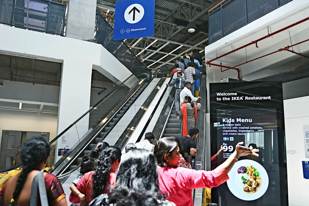 Ikea har fjernet de tradisjonelle svenske kjøttbollene fra menyen ved det nye utsalget i Hyderabad. Målet er å ta del i den indiske middelklassens økte kjøpekraft. Over 25 utsalg er planlagt i indiske byer.