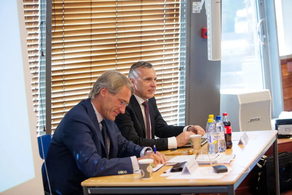 Omtrent da dette bildet ble tatt, i mai 2016, burde styreleder Jon-Aksel Torgersen og konsernsjef Sven Ombudstvedt i Norske Skog ha meldt oppbud, mener hedgefondene som krever milliard-erstatning av de to.