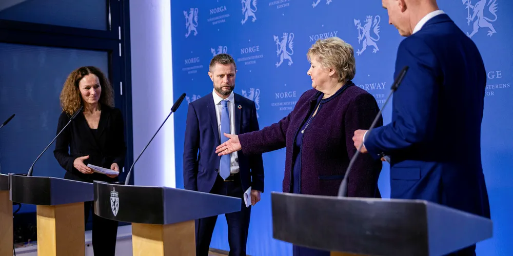 KORONA: På dagens pressekonferanse om koronasituasjonen i Norge, varslet regjeringen at det kommer nye tiltak for å stoppe smittespredningen. Bilde fra en tidligere pressekonferanse om korona, f.v, direktør Camilla Stoltenberg i Folkhelseinstituttet, helse- og omsorgsminister Bent Høie (H), statsminister Erna Solberg (H) og helsedirektør Bjørn Guldvog