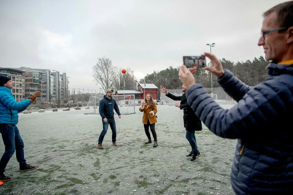 Administrerende direktør Henrik Stub Aune (fra venstre), markedssjef Paal Smith-Meyer, Marinette Hexeberg, designer Eivind Solberg og teknologidirektør Jarle Nordby-Bøe. Playfinity har laget en smartball koblet til sensorer og mobilen som gjør triksing til et spill.