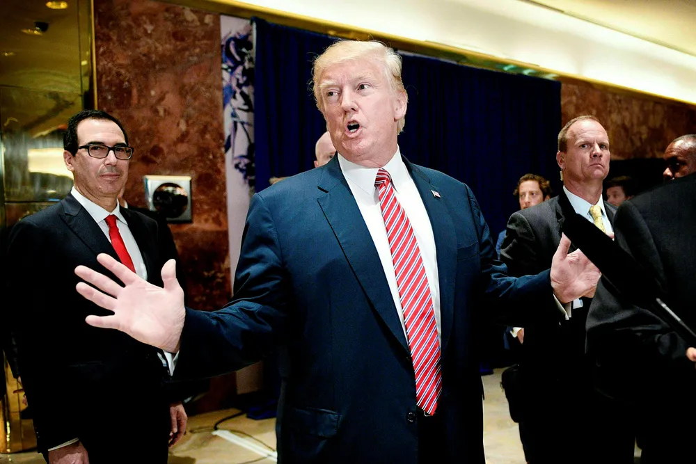 Partikolleger, politiske motstandere og næringslivstopper tar avstand fra Donald Trumps uttalelser om at begge sider må ta skylden for volden i Charlottesville. Finansminister Steven Mnuchin til venstre. Foto: Jim Watson/AFP/NTB Scanpix