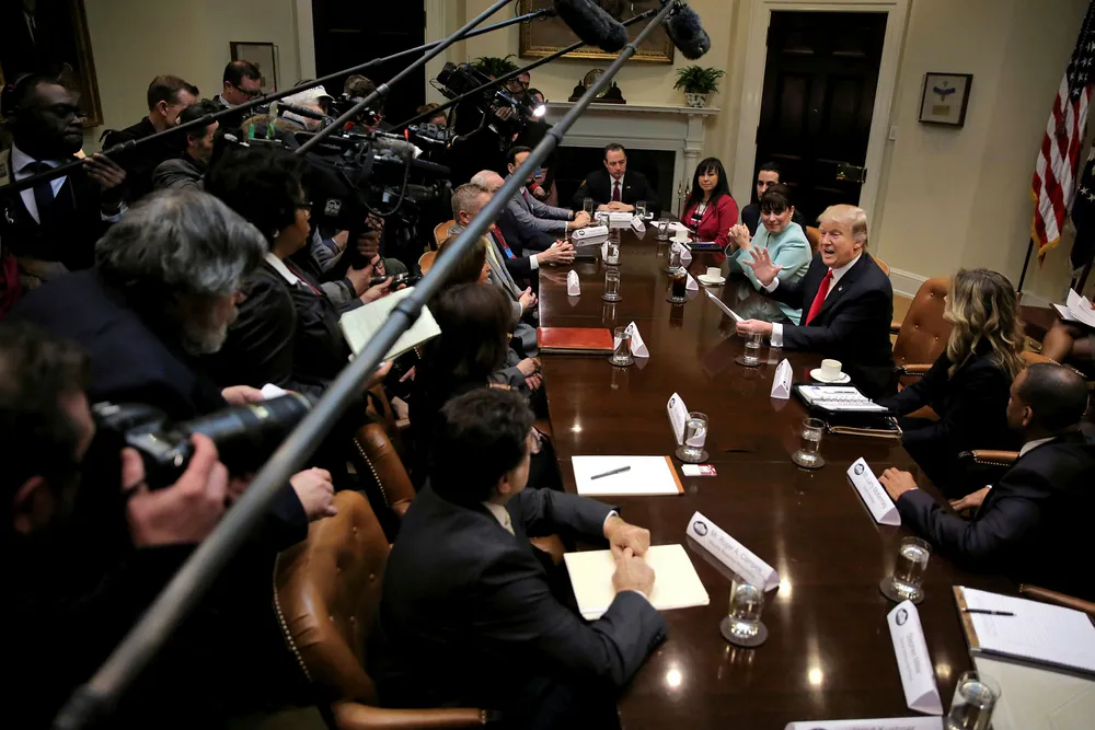 Selv om institusjonene viser sårbarhet, har USA et sterkt sivilt samfunn og en tradisjonsrik og kritisk presse. Her har president Donald Trump møte med næringslivsledere. Foto: Carlos Barria/Reuters/NTB Scanpix
