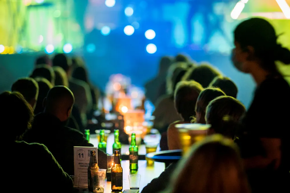 Natt til tirsdag er det slutt på alkoholservering i Oslo. Den sosiale nedstengningen i hovedstaden varer i minst tre uker.
