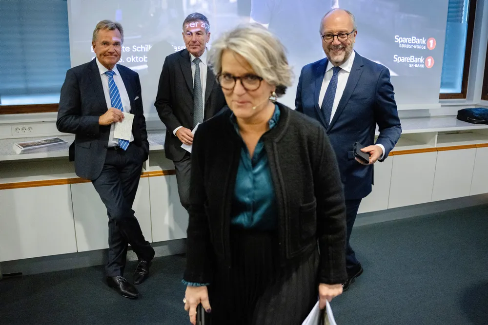 Det er lettere for store banker å oppnå god avkastning per krone i egenkapital, skriver kronikkforfatteren. Banksjefene Benedicte Schilbred Fasmer og Per Halvorsen (til høyre) kunngjorde Sparebank 1 Sør-Norge-fusjonen i oktober.