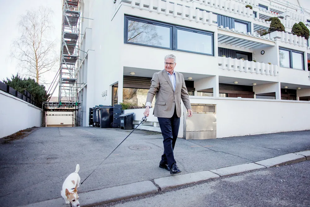 Advokat og tidligere Oslo-ordfører Fabian Stang, her med hunden Toffen, vil ta opp kampen innenfra for at kvinner skal få bli medlemmer hos Norske Selskab.