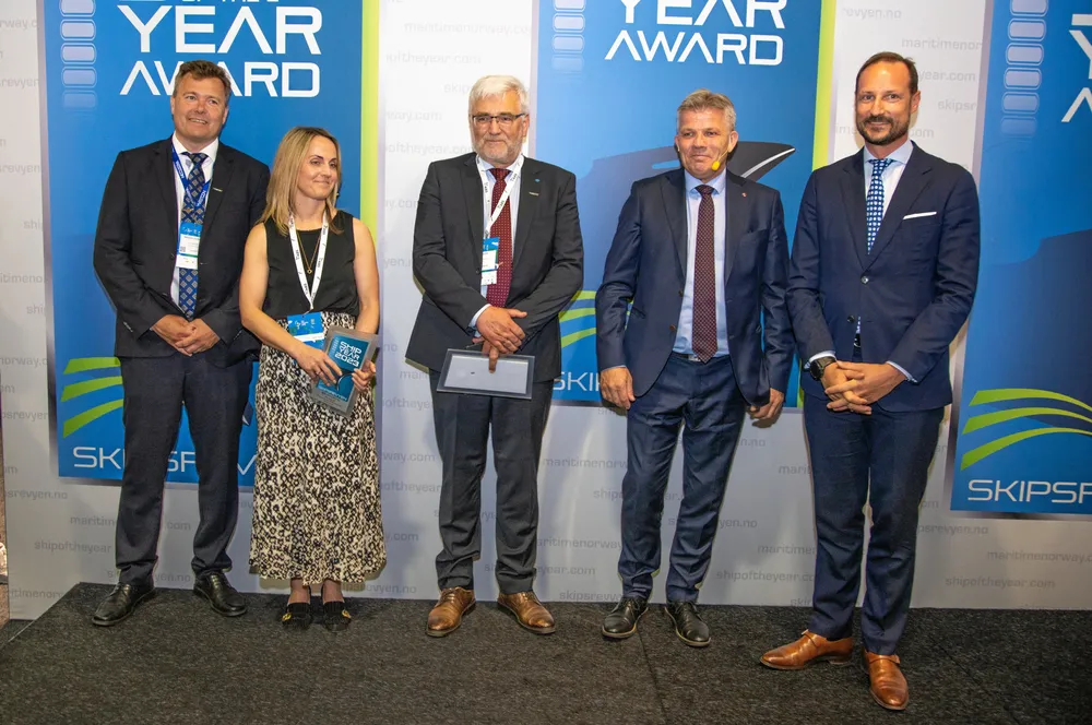 Fra utdelingen: Endre Matre (Westcon Yards, t.v.), adm. dir. Cathrine K. Marti i Ulstein Group, daglig leder Tore Roaldsnes i rederiet Bluewild, fiskeri- og havminister Bjørnar Skjæran og kronprins Haakon.