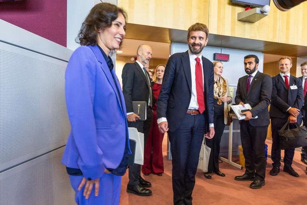 EU-kommisær Hadja Lahbib møter helse- og omsorgsminister Jan Christian Vestre (Ap) for forhandlinger i Brussel om Norges deltakelse i EUs helseunion. Norges ambassadør til EU, Anders Eide, statssekretær Usman Mushtaq og Norges ambassadør til Belgia, Jørn Gloslie, i bakgrunnen.
