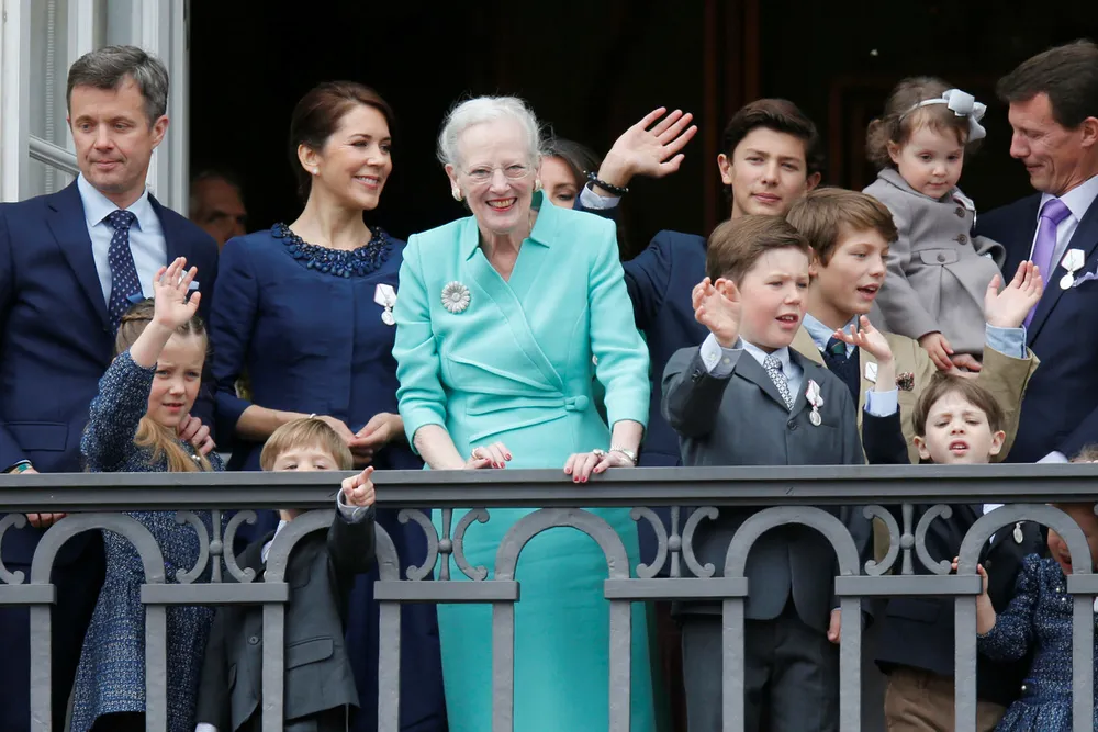 Store deler av den danske kongefamilien poserte på balkongen på Amalienborg Slott i København da de feiret dronning Margrethe sin 75-års dag i 2016. Prins Nikolai står rett til høyre for dronningen. Foto: Lise Åserud / NTB scanpix Foto: Lise Åserud/NTB Scanpix.