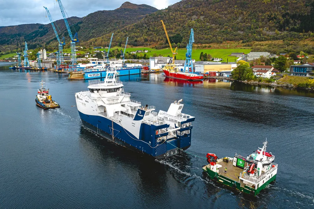 Ecofive ble slept inn Ølensfjorden denne uken. Nå skal rundt 500 arbeidere gjøre den ferdig på Westcon Ølen.