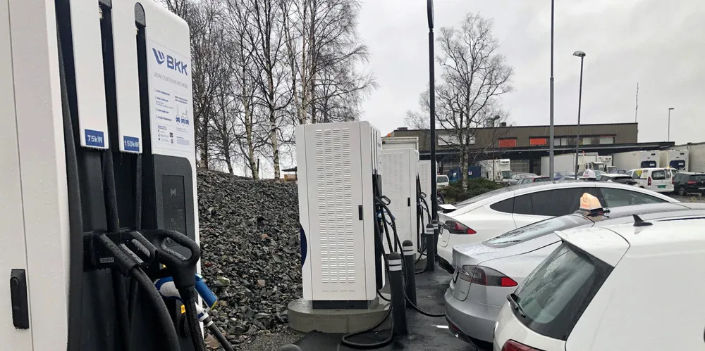 BKK, Grønn Energi og Fortum er de tre store selskapene som bygger hurtigladere over hele landet.