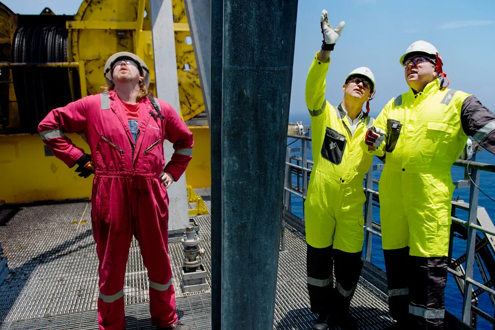 Eldar Sætre (til høyre) tidligere konsernsjef i Equinor besøkte Tanzania i 2013. Her på Transocean sin leterigg Discoverer Americas som ble leid av Equinor for å lete etter gass ti km ut fra kysten til Dar es Salaam i Tanzania. Her sammen med Robert García (til venstre) og Lars Christian Bacher.