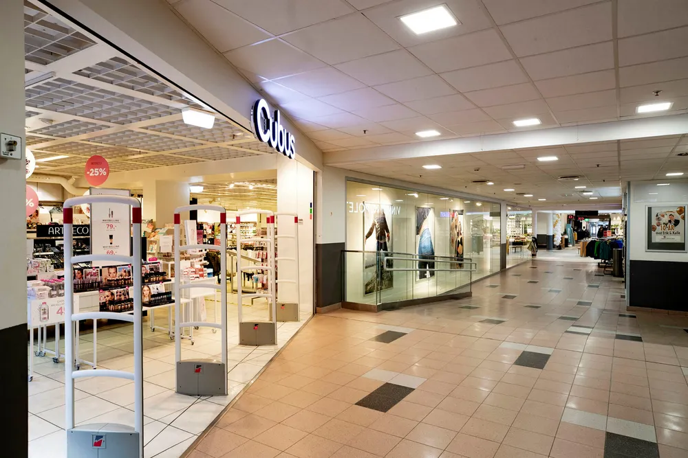 Reduksjonen i permitteringskostnadene vil isolert sett innebære at kostnadene ved krisen dyttes over på uheldige arbeidstagere, mens de som har yrker uten smittefare slipper unna, skriver artikkelforfatterne. Kundene uteblir også på kjøpesenteret på Otta i Gudbrandsdalen.