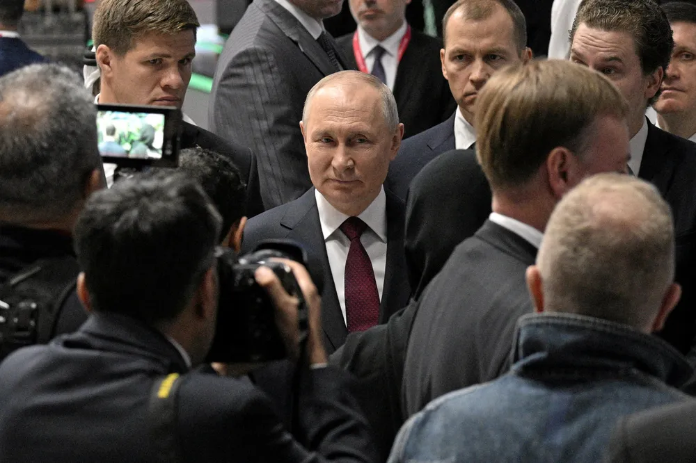 President Vladimir Putin har godkjent en ny lov som gir Russland retten til å ensidig fastsette fiskekvoter i visse internasjonale farvann. Dette kan ha betydelige konsekvenser for internasjonal fiskeriforvaltning og forholdet mellom land som deler disse farvannene.