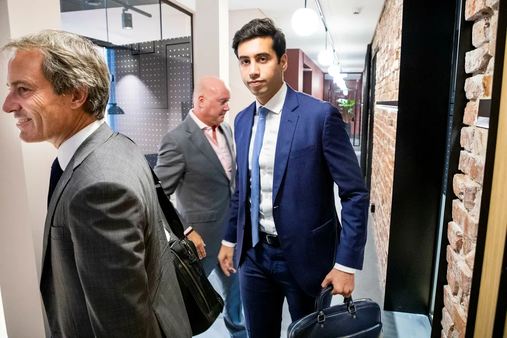 Amine Nedjai (i blå dress) er Alpha Blue Oceans finansielle rådgiver for investeringer og oppkjøp. Han representerte Alpha Blue Ocean i mandagens generalforsamling der fondet ville kaste styreleder Thomas Christensen (bak). Her er Nedjai og fondets advokat Fredrik Lykke på vei ut av generalforsamlingen etter å ha tatt farvel med Christensen.