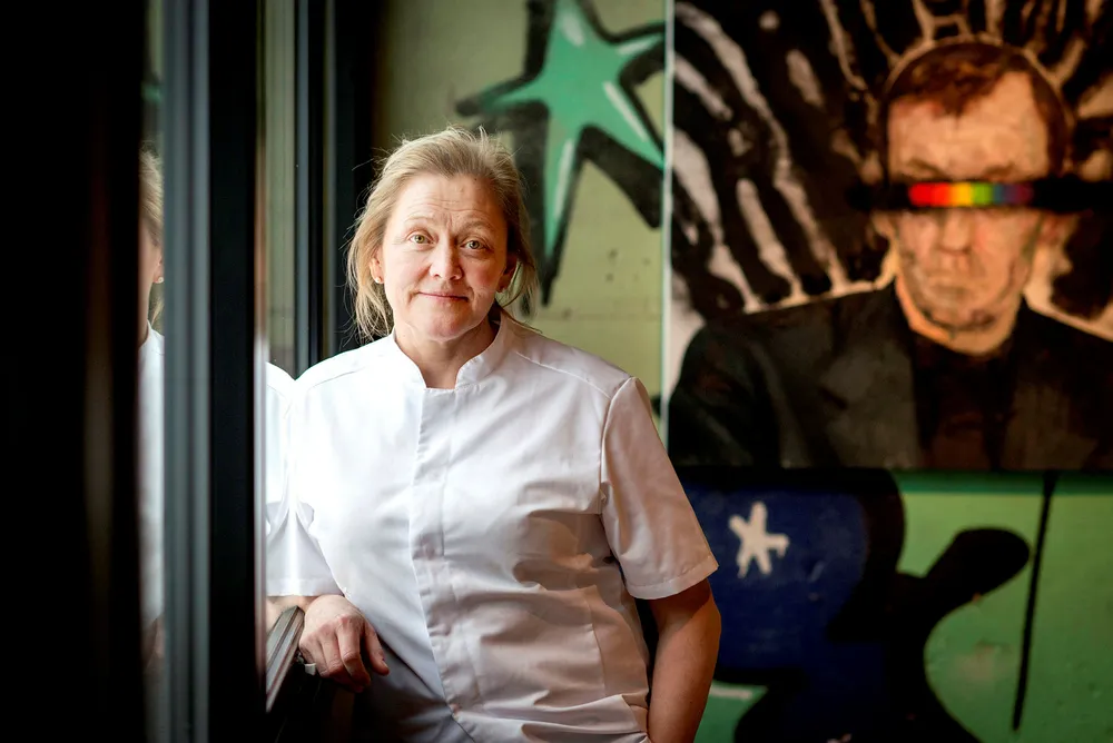 Heidi Bjerkan, eier av restauranten Credo i Trondheim, lurte på om politiet og Skatteetaten var helt gale da 14 personer troppet opp på den fulle restauranten for å drive tilsyn i flere timer.
