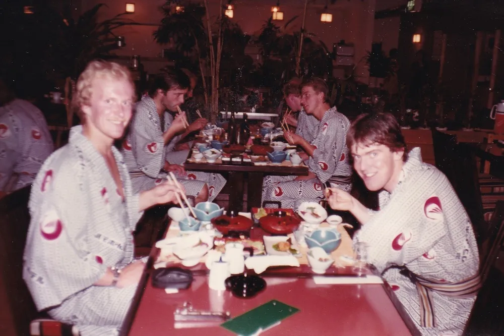 En ung Bjørn Eirik Olsen (t.v.) sammen med kullkamerat Leif Inge Karlsen på studietur i Japan med Fiskerihøgskolen tidlig på 1980-tallet. Studentene er ikledd kimono i anledning besøket. Den unge studenten til høyre, Leif Inge Karlsen, skulle senere gründe lakseselskapet Hydrotech og komme til å gjøre god butikk i Japan takket være Olsen. – Han solgte Hyrotech for 600 millioner kroner eller noe sånt, til Lerøy senere, humrer medstudent Olsen 44 år senere.