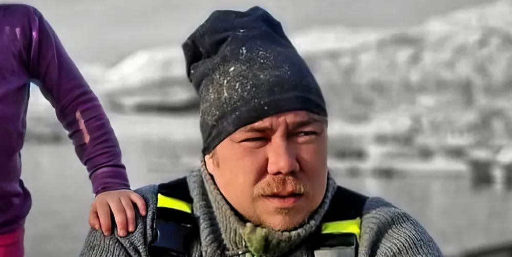 Morten Blien og datteren på 6 år i kø for å få levert kongekrabbe. Firebarnsfaren sier det ikke er så enkelt å dra langt hjemmefra for å fiske.