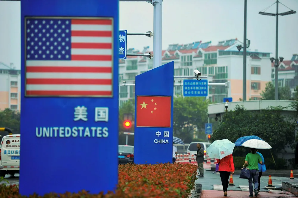 Neste fase i handelskrigen mellom USA og Kina starter i dag med straffetoll på ti prosent på kinesisk import verdt 200 milliarder dollar. «Det kan tenkes at kineserne har flere kort i ermet og amerikanerne burde trå varsomt i denne saken», skriver Nordeas sjefstrateg Leif-Rune Husebye Rein.
