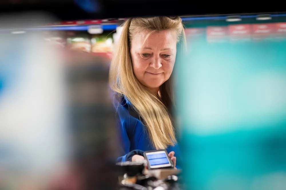 I en årrekke har dagligvarekjedene sendt prisjegere som Marion Beate Olsen inn i hverandres butikker for å sjekke priser. Nå har Konkurransetilsynet konkludert med ulovlig samarbeid og gitt kjedene nesten fem milliarder i gebyr. Bildet av Olsen er tatt i 2017.
