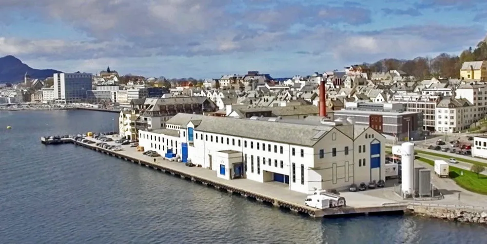 Fjernvarmen bruks på langt nær bare til å varme opp bygninger. Et av de nye prosjektene som er satt i drift, er Tafjord Kraftvarmes leveranse av varme til Tine. Meieriet i Ålesund har nemlig tatt i bruk fjernvarme til kritiske prosesser på vaskestasjoner og melkepasteurer. Tidligere var det gass som ble benyttet til dette formålet.