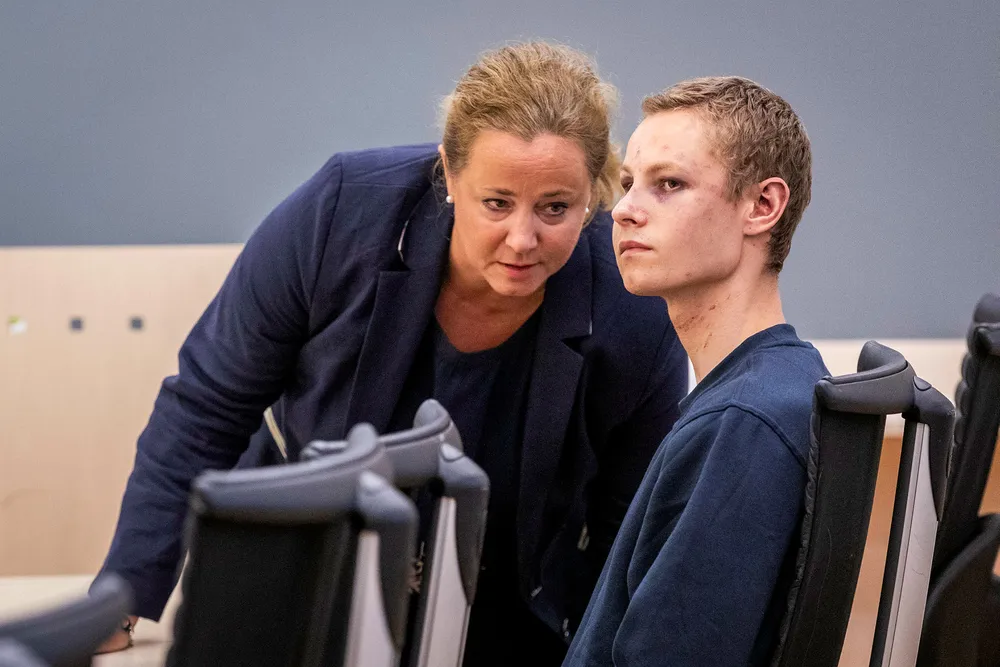 Terrorsiktede Philip Manshaus med sin forsvarer Unni Fries under fengslingsmøtet i Oslo tinghus.