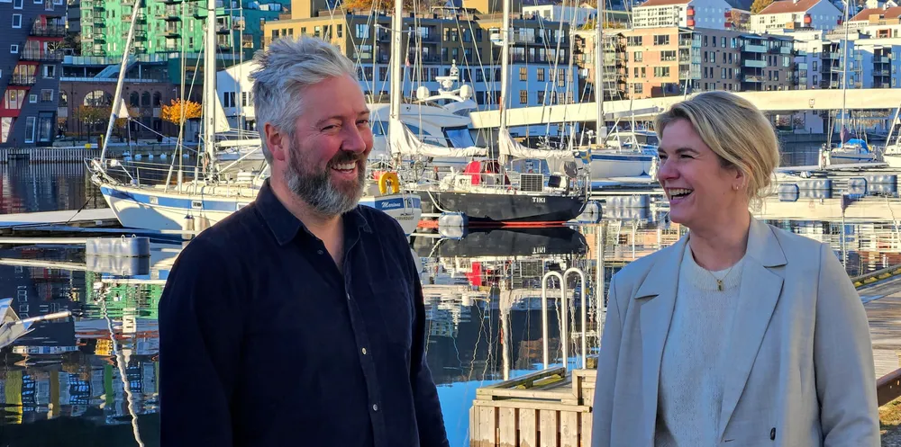 En del humper i veien til tross, det er fortsatt god stemning i havvindbransjen. Kai Stoltz, business development manager, og Karianne Kojen Andersen, innovation manager, i havteknologi-klyngen GCE Ocean Technology mener dagens offshore-bransje er godt rigget for havvind.