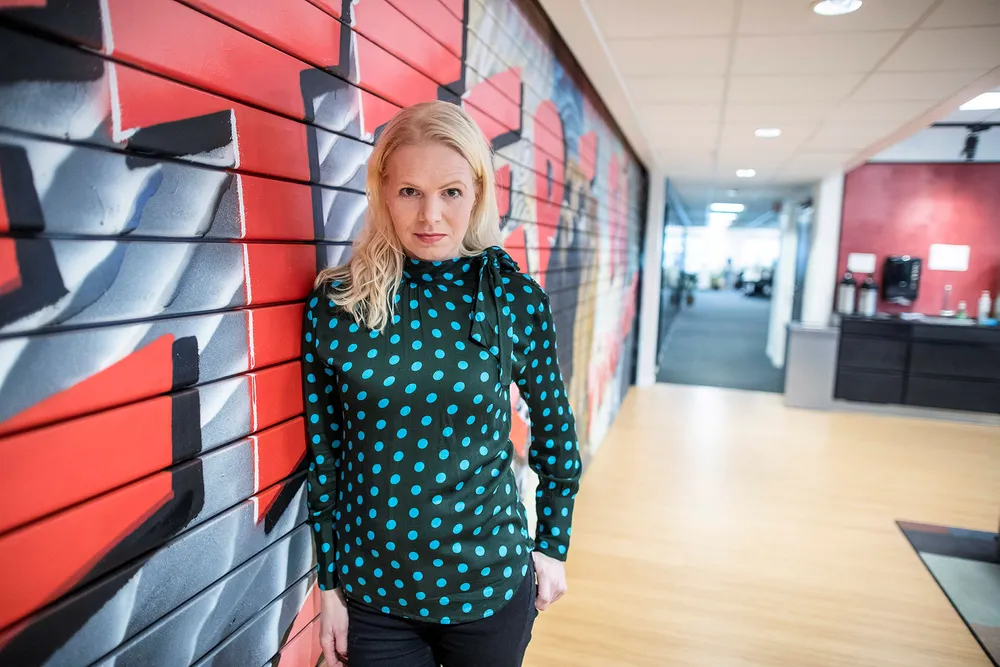 Marte Spurkland, programleder i Helsekontrollen, mener saken mot PM International er prinsipielt viktig.