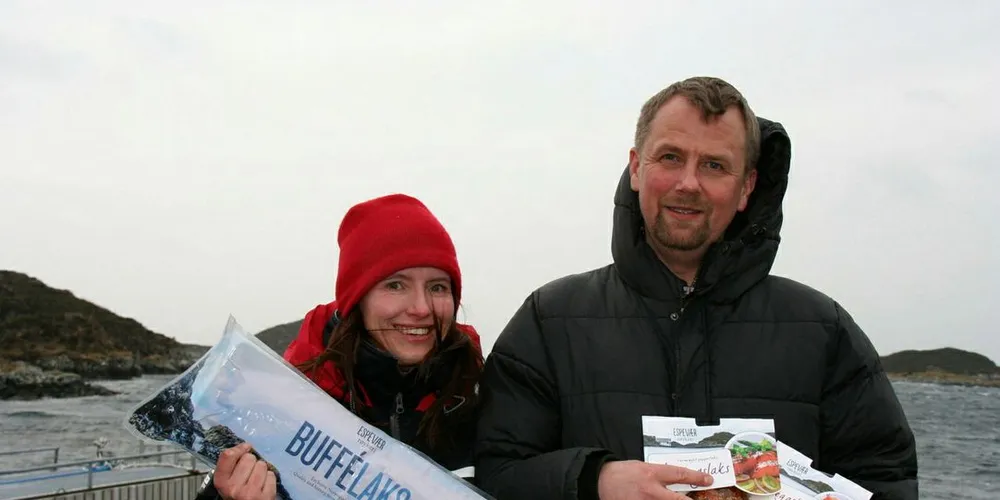 Espevær Røykeri på Espevær, Bømlo Røkelaksprodusent Dei to største eigarane, Jorunn Mæhle Helgesen og Geir Eikemo.Foto: Joar Grindheim