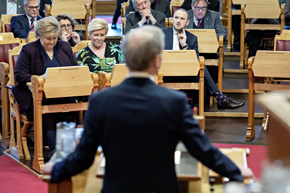 Landbruksminister Olaug Bollestad (KrF) satt i baksetet, mens statsminister Erna Solberg (Høyre) og finansminister Siv Jensen (Frp) satt i forsetet, mens Ap-leder Jonas Gahr Støre sto på talerstolen og kritiserte den nye regjeringserklæringen. Til høyre sitter samferdselsminister Jon Georg Dale (Frp) med flamingosokker.