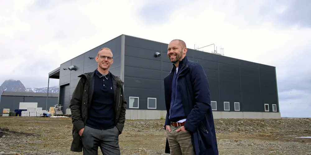 Tranprodusenten Vesterålen Marine Olje har jobbet med fabrikkplaner i fire år. Nå er investeringsbeslutningen tatt. Til neste år skal alt stå klart i et nytt industriområde i Myre havn. Her ved teknisk sjef Stian Hansen (til venstre) og daglig leder Stian Frivåg.