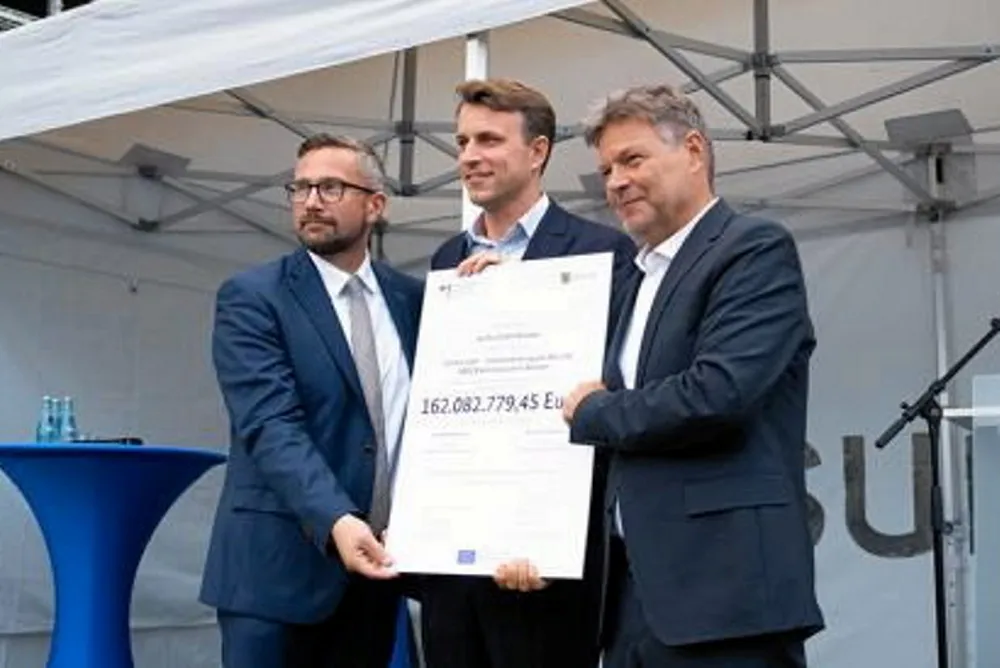 (l-r) Saxony's Minister for Economic Affairs Martin Dulig, Sunfire CEO Nils Aldag, Germany's Federal Minister for Economic Affairs Robert Habeck.