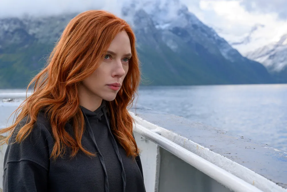 Scarlett Johansson fra innspillingen av filmen «Black Widow» i en fjord på Sunnmøre.