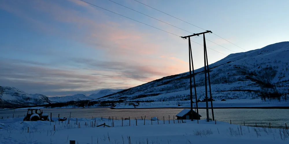 Nettselskapene i nord må bygge mange kilometer med ledning per kunde for å få strømmen frem.