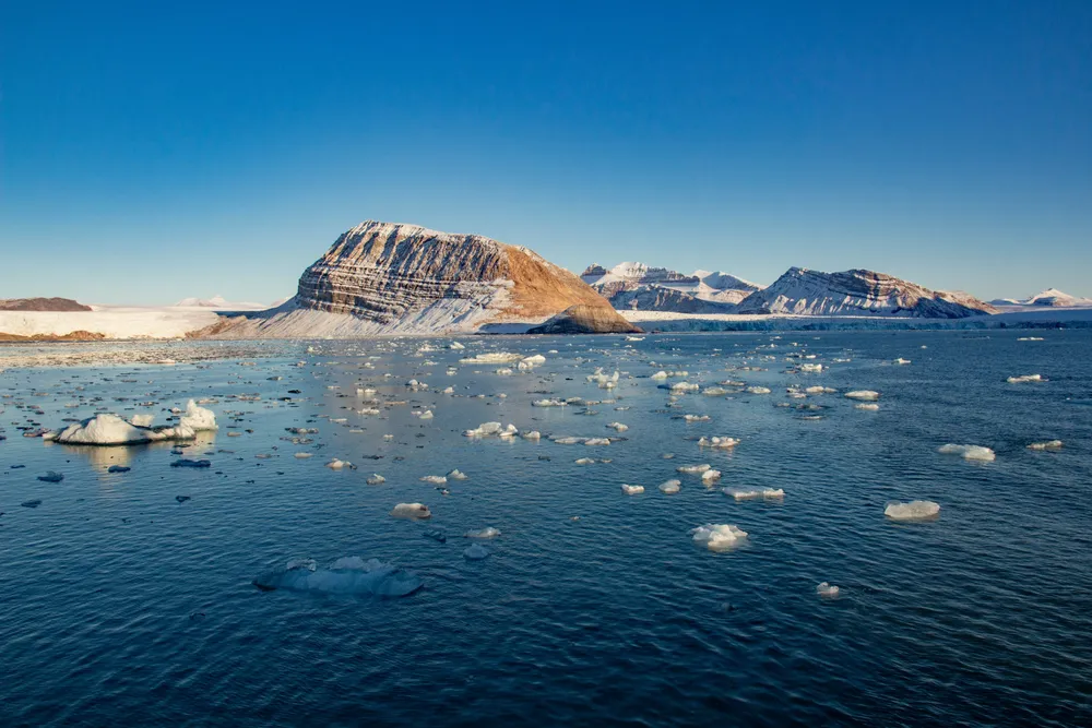 Smeltende is fra isbreer som kalver ut i Kongsfjorden ved Ny-Ålesund på Svalbard.