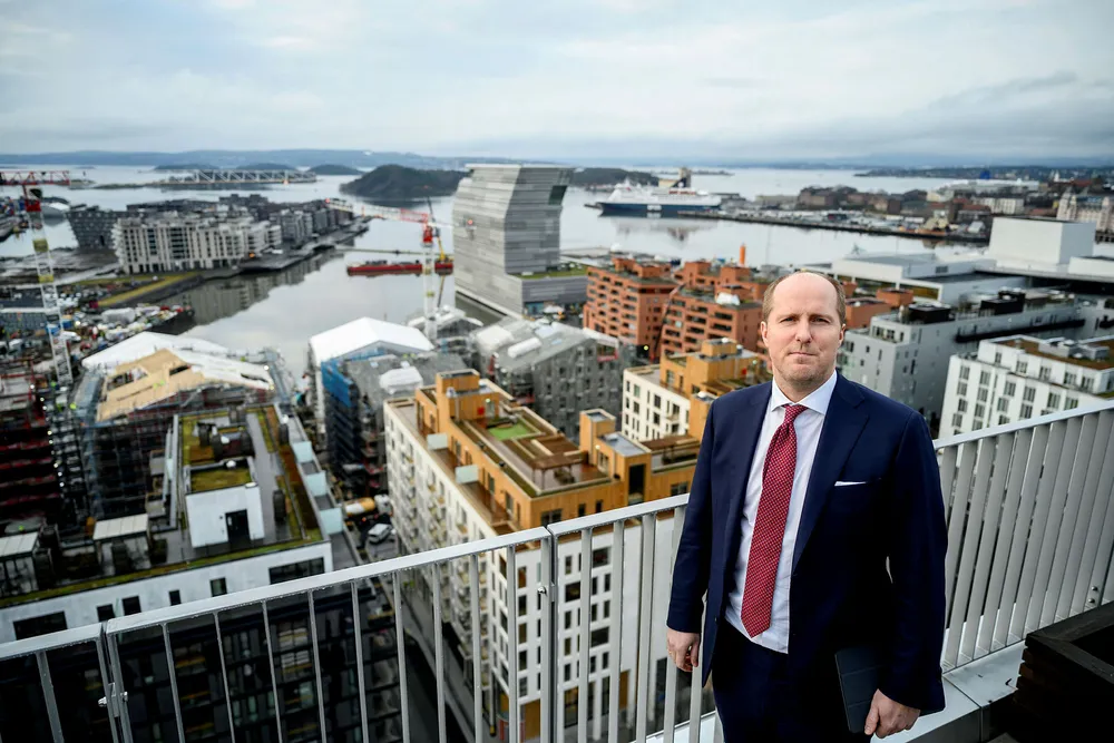 Fredrik Granrud Helset i DNB mener bankene har strammet inn, og at kapitalen nå vil komme fra andre steder enn tidligere.