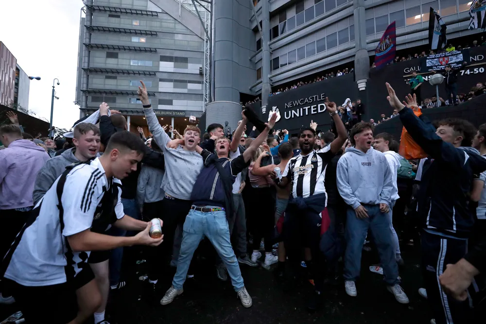 Det var vill jubel utenfor Newcastles stadion St James' Park torsdag kveld, etter det ble kjent at klubben er kjøpt opp av Saudi-Arabias statlige investeringsfodn.