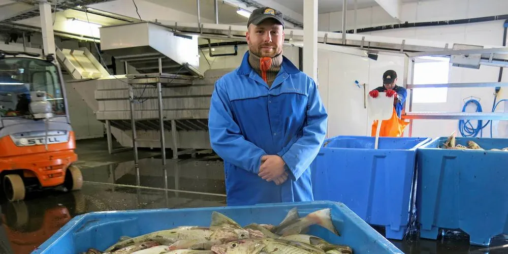 GOD KVALITET: En bærekraftig torsk er avgjørende for å få innpass i flere av supermarkedskjedene i den vestlige verden, påminner kronikkskribenten. Her ser vi daglig leder i Tobø Fisk, Even Johansen, skue utover blodfersk torsk tatt med juksa. Bildet er tatt ved en tidligere anledning.Illustrasjonsfoto: Agnar Berg