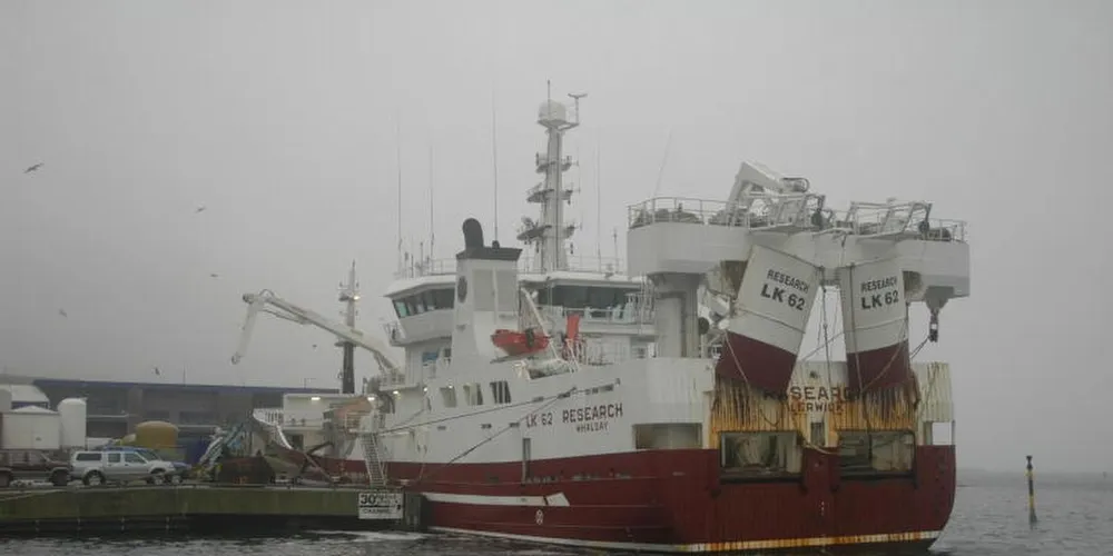 Den norske flåten har trukket mot Shetland for å fiske makrell. Her shetlandske "Research" som losser ved Shetland Catch. Arkivfoto: Einar Lindbæk