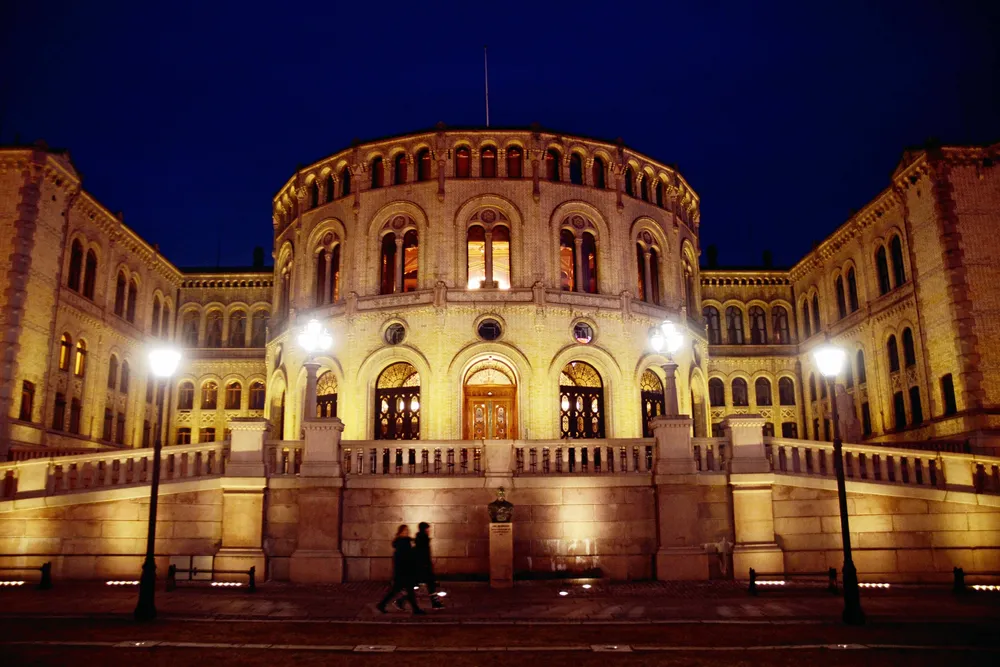 Flertallet på Stortinget åpner for at Statnett kan levere inn en konsesjonssøknad om å fornye de to eldste kablene til Danmark.