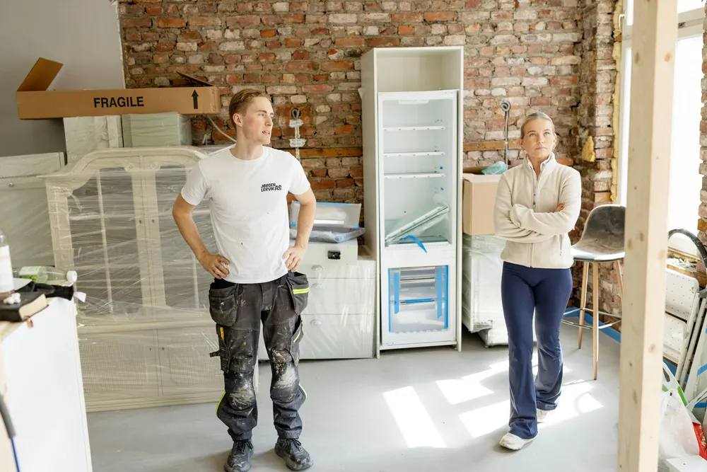Jørgen Lervik og Ida Bolette Bergesen pusser opp for fullt om dagen, samtidig som de planlegger bryllup om noen uker. De synes det er hyggelig å renovere sammen, men har tydelige ansvarsfordelinger.