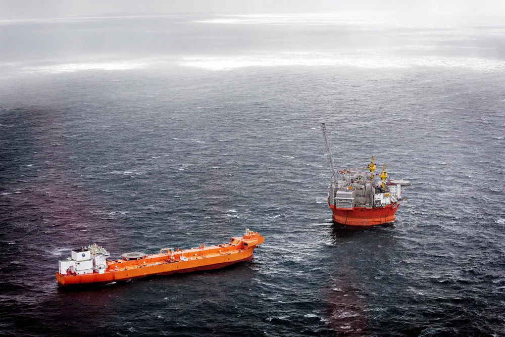 Boreriggen Goliat med supplyship i Barentshavet. Foto: Aleksander Nordahl