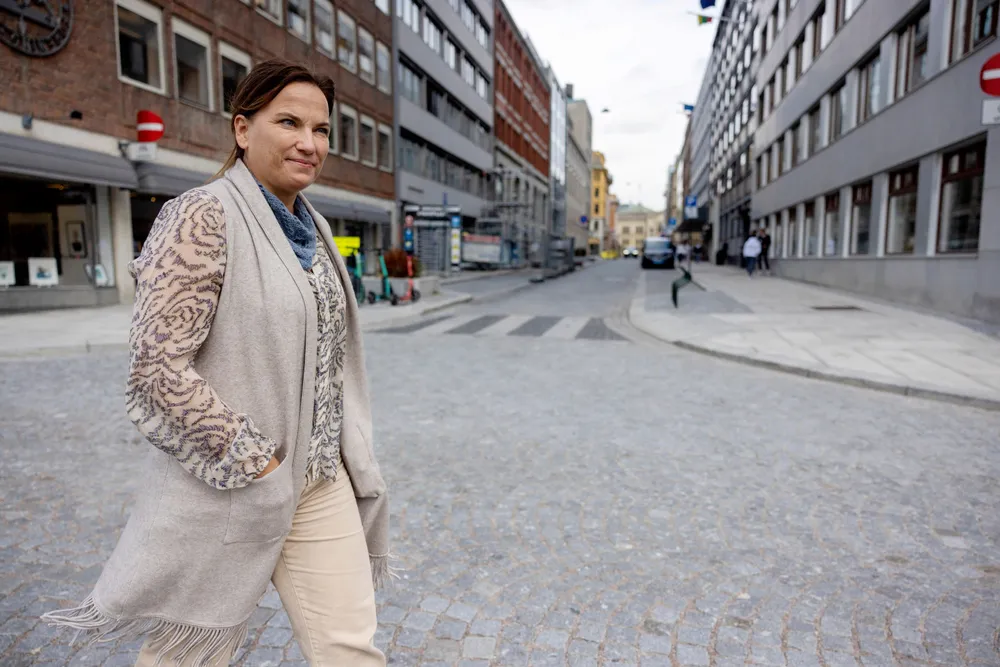 Den siste uken har Flyrs Tonje Wikstrøm Frislid holdt flere allmøter med piloter og kabinansatte, og mange av dem må permitteres. Selskapet holder til ved Rådhuset i Oslo sentrum.