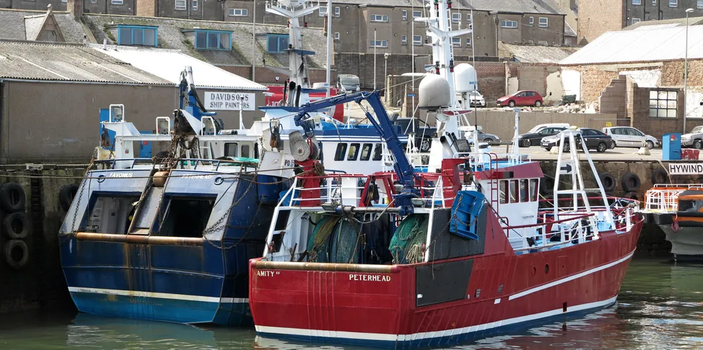 TILBAKEFØRES: Fiskere fra EU-land henter ut over 100.000 tonn fisk fra britiske farvann årlig. Frem mot 2026 skal 25 prosent av kvotene tilbakeføres til Storbritannia. Bildet er fra Peterhead i Skottland.