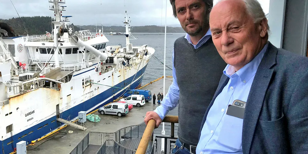 IKKE ALLTID SAMSTEMTE: Inge Halstensen (t.v.) og sønnen Christian småkrangler om kvotemeldingen. I bakgrunnen er «Gardar», en av rederiets båter.