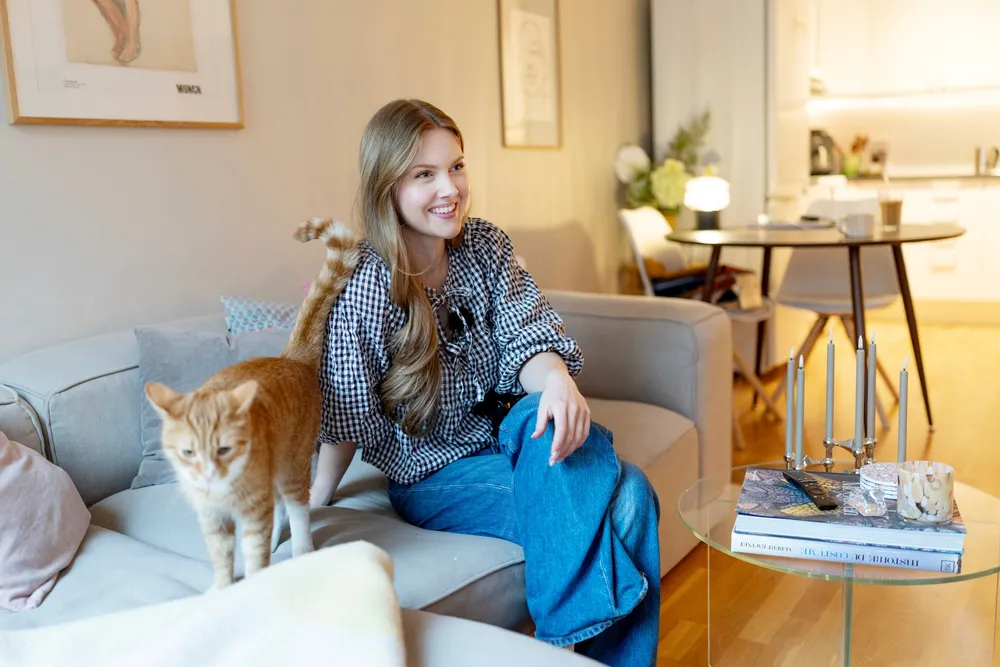 Izia Line er UGC kreatør og lager reklameinnhold til sosiale medier for bedrifter og merkevare. Her hjemme med kattene i Nydalen i Oslo.