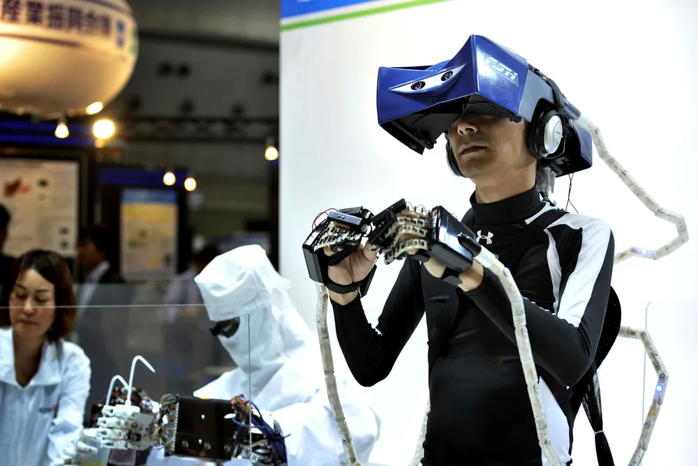 Mulighet til fjernstyring av roboter åpner for at arbeidsplasser kan flyttes langt unna selve roboten, til land hvor arbeidskraften er langt billigere. Foto: Yoshikazu Tsuno/Afp/NTB Scanpix