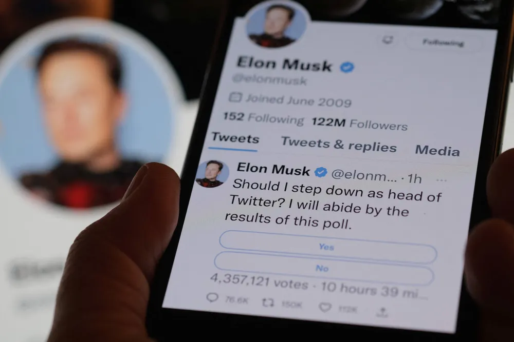 Twitter-brukerne har talt og de ønsker Elon Musk ut av sjefskontorene i selskapet.